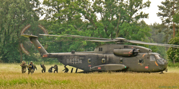Fallschirmjäger der Reserve stürmen aus der Heckklappe eines Transporthubschraubers CH-53