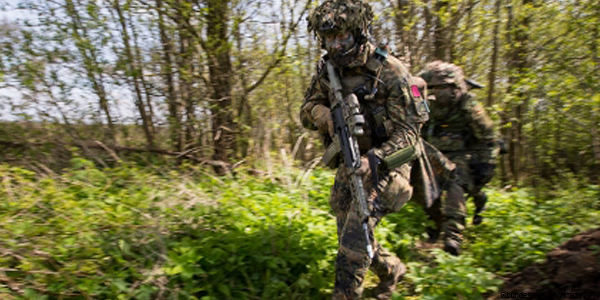 Ein Trupp Fallschirmjäger der Reserve nähert sich schnell geduckt an.